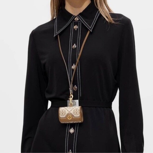 Tory Burch T Monogram Jacquard AirPod pro case hazelnut/jacquard logo - Picture 3 of 17